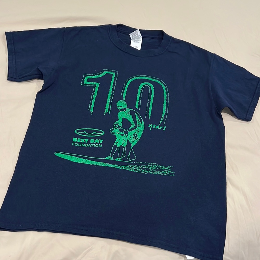 GILDAN BOYS “BEST DAY FOUNDATION” TEE. SIZE M. NAVY